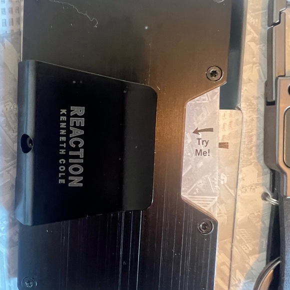 REACTION KENNETH COLE - HARD SIDE CARD CASE KEY CHAIN RFID SECURE MONEY CLIP - Picture 3 of 6